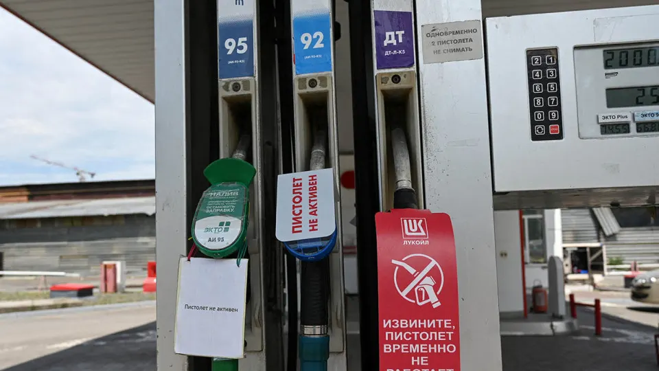 Частные сети и крупные автозаправки по всей стране выставляют станции на продажу — более 150 объявлений. Причины — дефицит топлива и падение переработки на НПЗ, что привело к снижению производства бензина и перебоям в поставках.