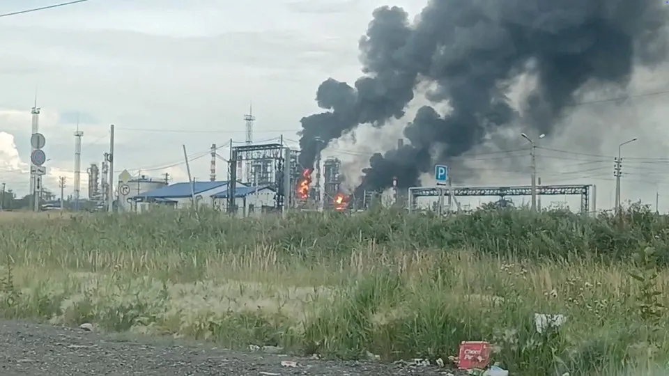 Росстат: в июне выпуск бензина и дизтоплива упал на двузначные проценты — почти на четверть в годовом выражении. Снижение производства привело к дефициту, росту цен и импортным поставкам.