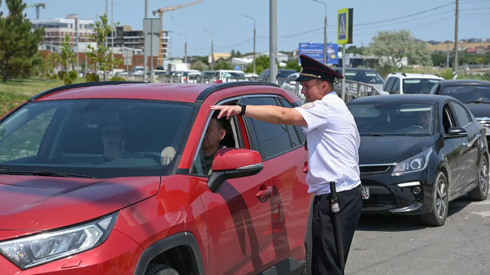 Власти региона подключили полицейские наряды к контролю ситуаций на автозаправках на фоне дефицита топлива и очередей; в ряде городов вводят лимиты и другие ограничения.
