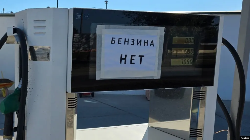 По данным Росстата, за период с 23 по 29 июня 2026 года в Севастополе зафиксирован рекордный недельный рост цен на бензин (около 30%). По всей России средняя стоимость бензина выросла на 1,6%, дизеля — на 2,23%. Власти региона вводили ограничения и режим ЧС, дефицит связывают с падением производства на НПЗ и логистическими проблемами.