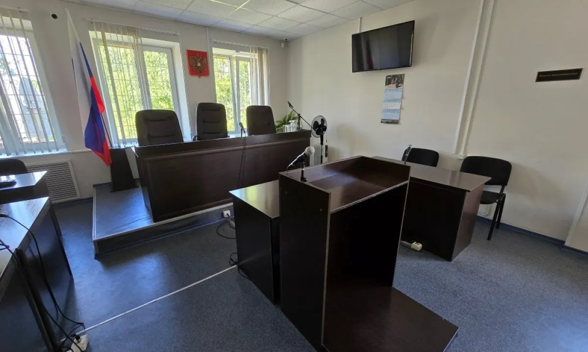 В Медвежьегорске мужчину признали виновным в хулиганстве: он распылил газ в подъезде после отказа двух соседок общаться с ним. Суд назначил условный срок и испытание.