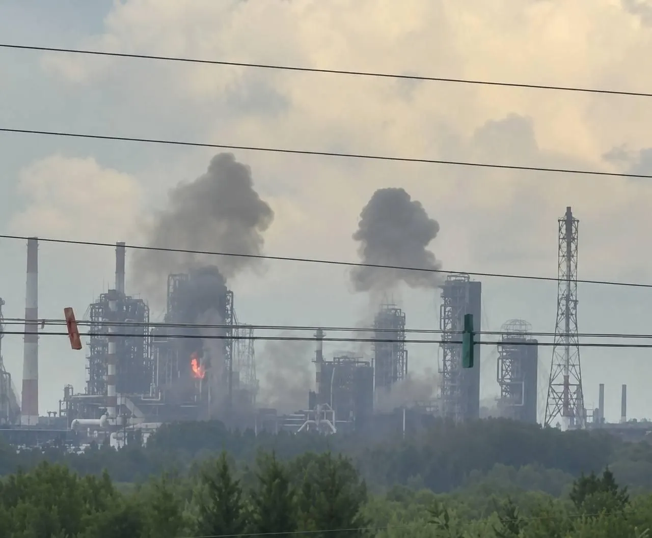 На крупнейшем в России Омском нефтеперерабатывающем заводе произошёл пожар после попадания беспилотных летательных аппаратов — удар зафиксирован примерно в 2500 км от линии фронта.