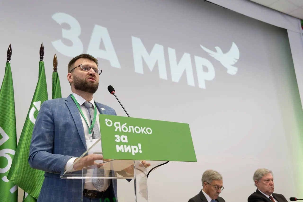 Ведомство указало на «факты ведения политической деятельности»: поздравление от лидера партии, поездки в суд, возложение цветов, участие в видеоролике и другие эпизоды, которые сочли доказательствами.