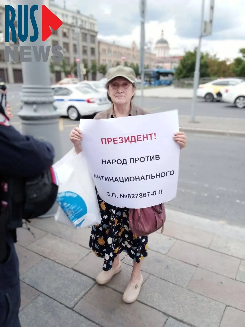 Наталья Шамина вышла на одиночный пикет на Старой площади, требуя не передавать регионам право исключать памятники из-под государственной охраны; после акции её задержали полицейские.