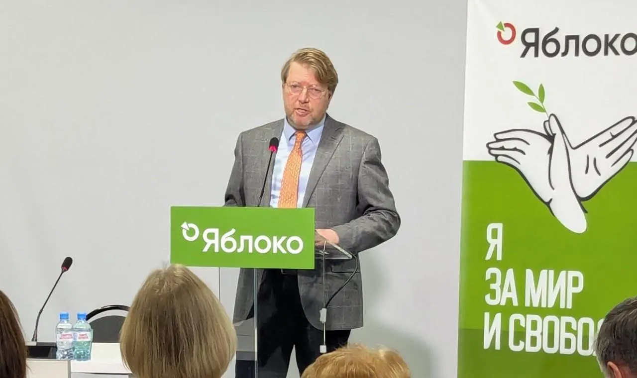 Верховный суд оставил в силе решение о штрафе председателю партии «Яблоко» за публикацию с изображением погибшего политика; партия намерена обжаловать вердикт в Конституционном суде.