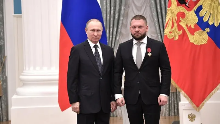 Декларации кандидатов показали, что ряд выдвиженцев «ЕР» владеют пакетами зарубежных акций и бумаг; в партии заявили, что иностранные активы были отчуждены до регистрации.
