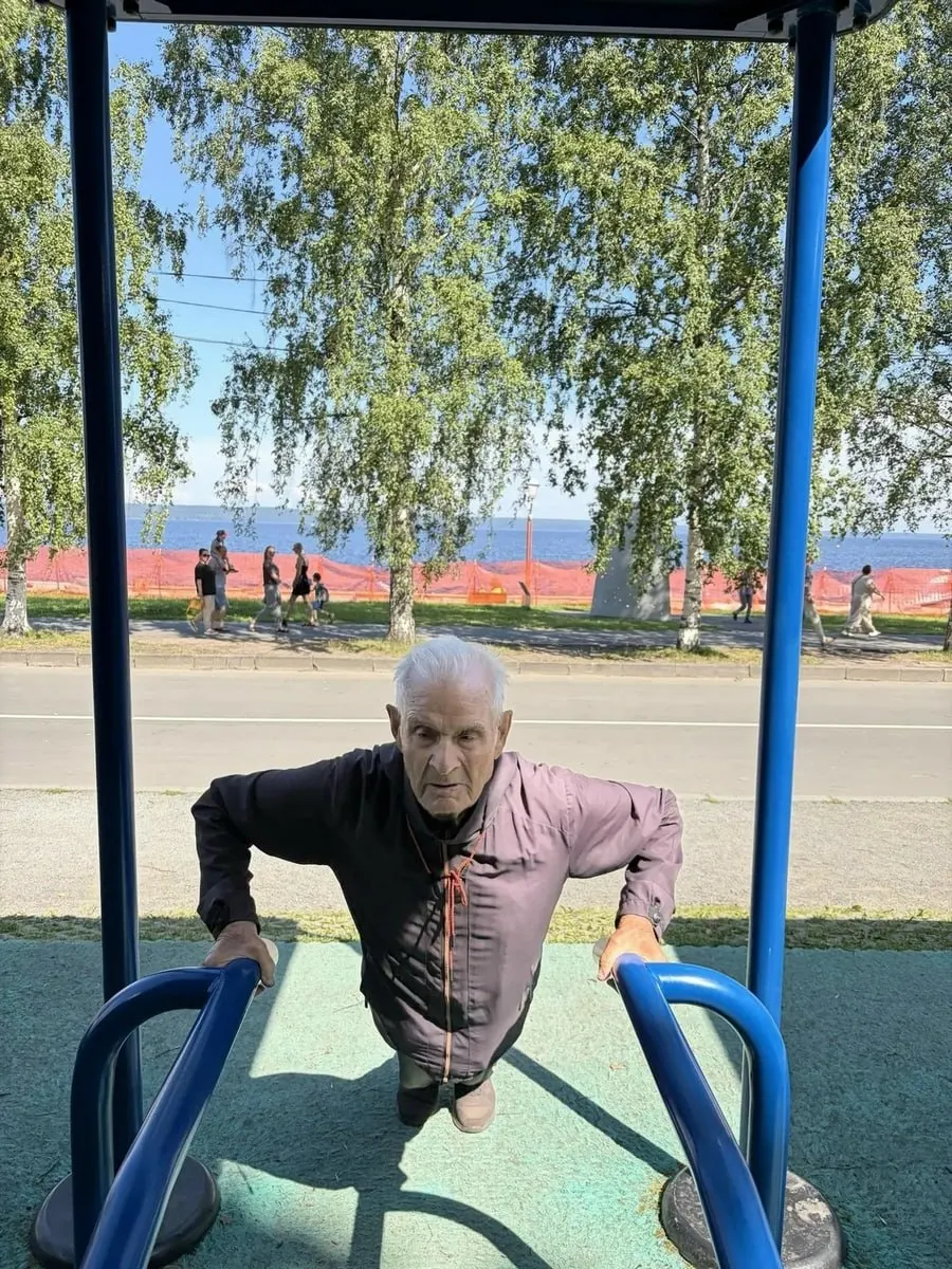 Константин Панов, ветеран Великой Отечественной войны и трёхкратный чемпион СССР по пулевой стрельбе, поддерживает форму на Онежской набережной и общается с молодёжью.