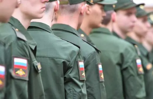 Правительство поддержало законопроект, который позволит направлять призывников на службу в пожарные подразделения МЧС для тушения пожаров и аварийно‑спасательных работ по всей России.