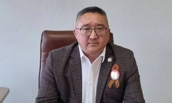 Депутаты утвердили 250%-ую доплату главе администрации Марату Мухтарову на закрытом голосовании. Жители возмущены: в то же время в районе остаются разваленные дороги и аварийное ЖКХ.