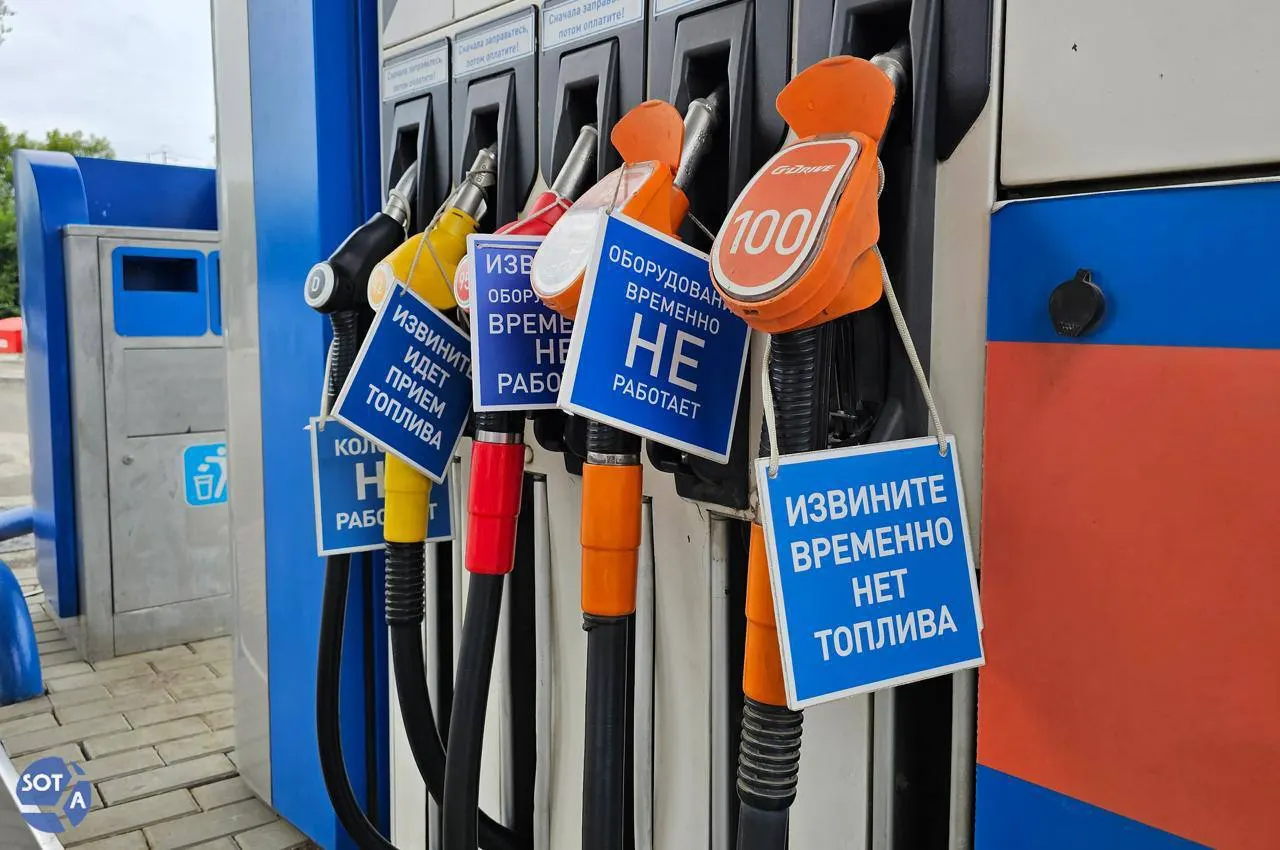 Медианные цены на бензин и дизель выросли за год на 11–32%. Из‑за ремонтных работ на НПЗ, сезонного спроса и региональных дефицитов эксперты полагают, что в ближайшие недели топлива дешевле не станет.
