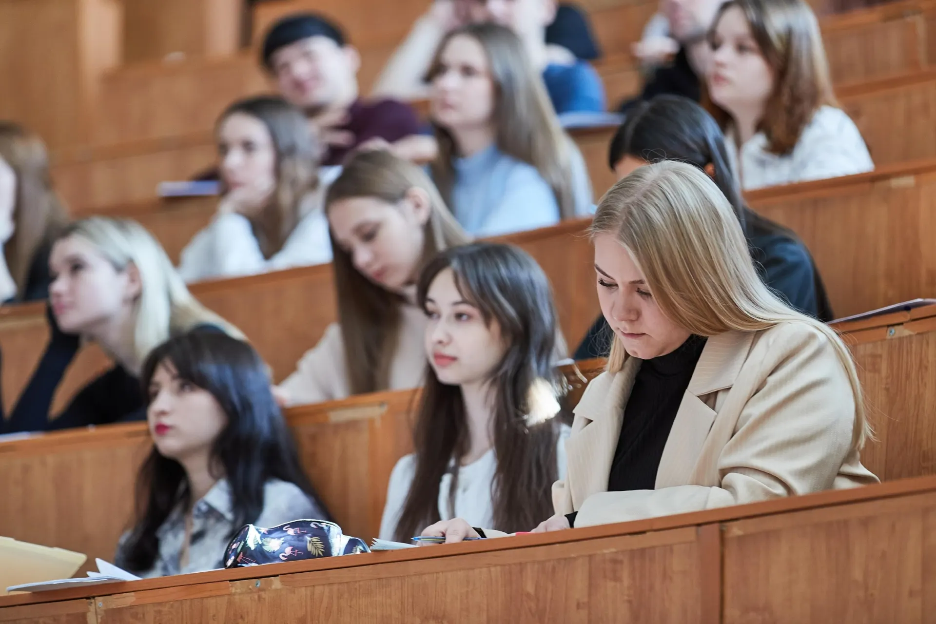 Ведомство поменяло механизм ответственности для студентов по целевым контрактам: штрафы заменяются компенсациями, а вузы получили больше оснований для расторжения договоров и отчислений.