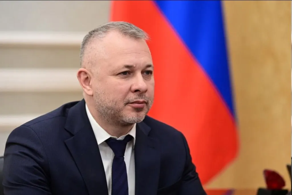 Премьер-министр республики заявил, что по видам топлива запасы покрывают от 7 до 18 дней; оперштаб и РЖД координируют поставки, главная проблема — недостаток бензовозов для развоза по АЗС.