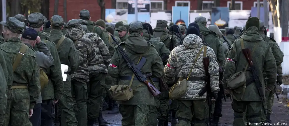 Обсуждения о возможной новой мобилизации идут на фоне замедления набора контрактников и сообщений о проблемах с укомплектованностью войск; власти это отрицают, решение остаётся за руководством страны.