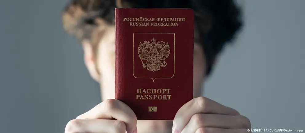 Евросоюз пересмотрел изначальный проект визового запрета: ограничение предлагают распространить только на непосредственных участников боевых действий и на краткосрочные визы, при этом расширены гуманитарные и государственные исключения.