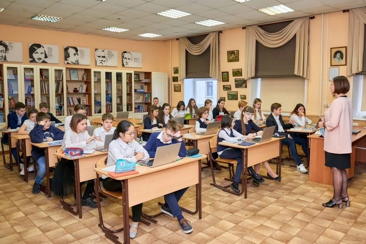 Указ закрепляет особый статус профессии учителя и вводит ряд гарантий: наставничество для новичков, бесплатные образовательные ресурсы, бесплатная юридическая помощь и звание «Ветеран труда» для педагогов с 25-летним стажем.