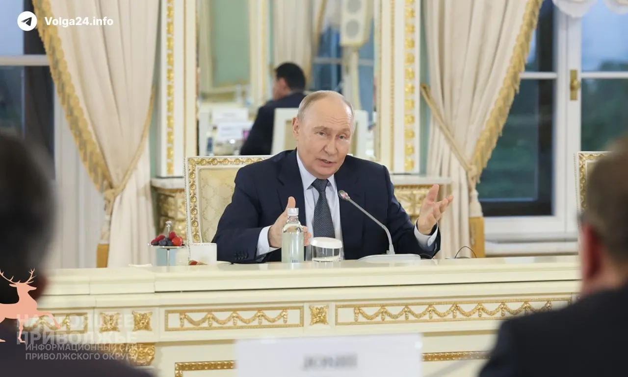 Президент заявил, что текущие сложности на внутреннем топливном рынке искусственно создаются извне и носят временный характер. Он также отметил рост ВВП: +0,2% за пять месяцев и +0,3% в мае.