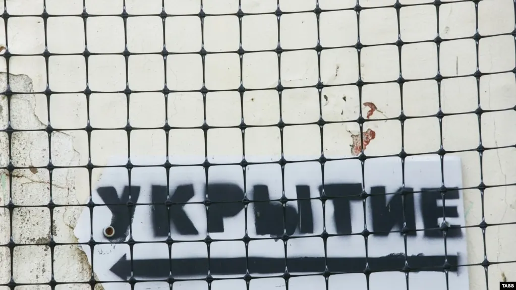 В Калужской и Белгородской областях зафиксировали пожары и повреждения после ударов беспилотников и ракет; в Крыму — очаги возгораний; Минобороны сообщает о сотнях сбитых дронов.