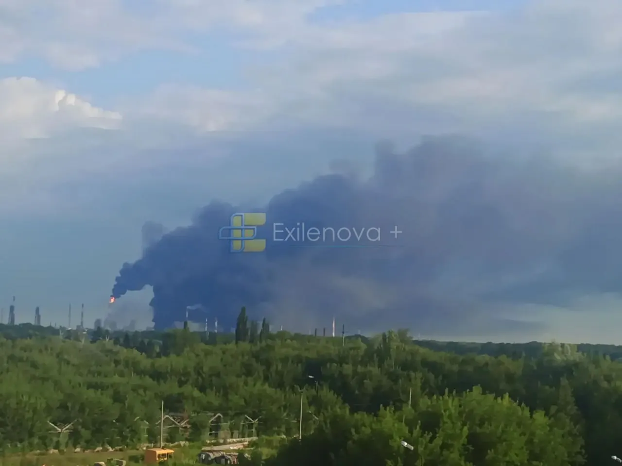 В результате падения обломков беспилотников в Краснодарском крае и атак на промышленную зону в Башкортостане произошли пожары и повреждения объектов. Есть пострадавшие, сведения уточняются.