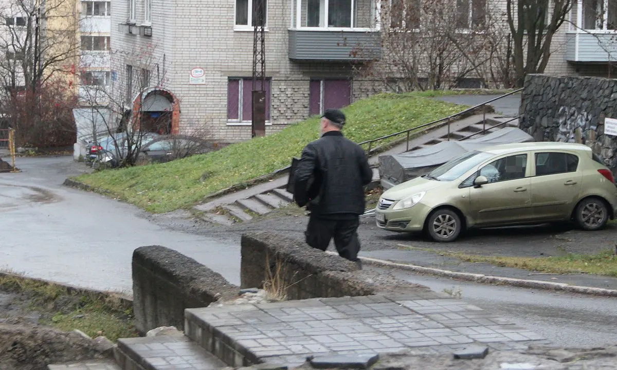 На набережной Варкауса неизвестный в серой иномарке предлагал наборы инструментов, объясняя это «проблемами с провозом через границу». Жителям советуют не вступать в разговор и не покупать товары с рук.