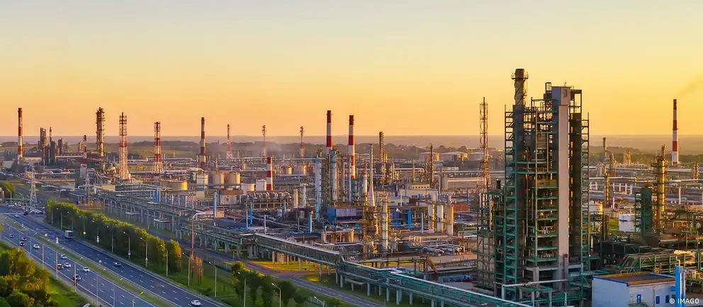 В ночь на 6 июля вероятно атакован нефтеперерабатывающий завод в Ярославле — двое раненых. Одновременно по регионам фиксируют удары по инфраструктуре, перебои связи и массовые отключения электроэнергии в Крыму.