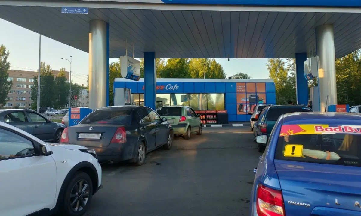 57‑летний житель Петрозаводска скачал приложение в поисках заправки и обнаружил списание в размере 293 500 рублей; полиция Карелии проводит проверку.