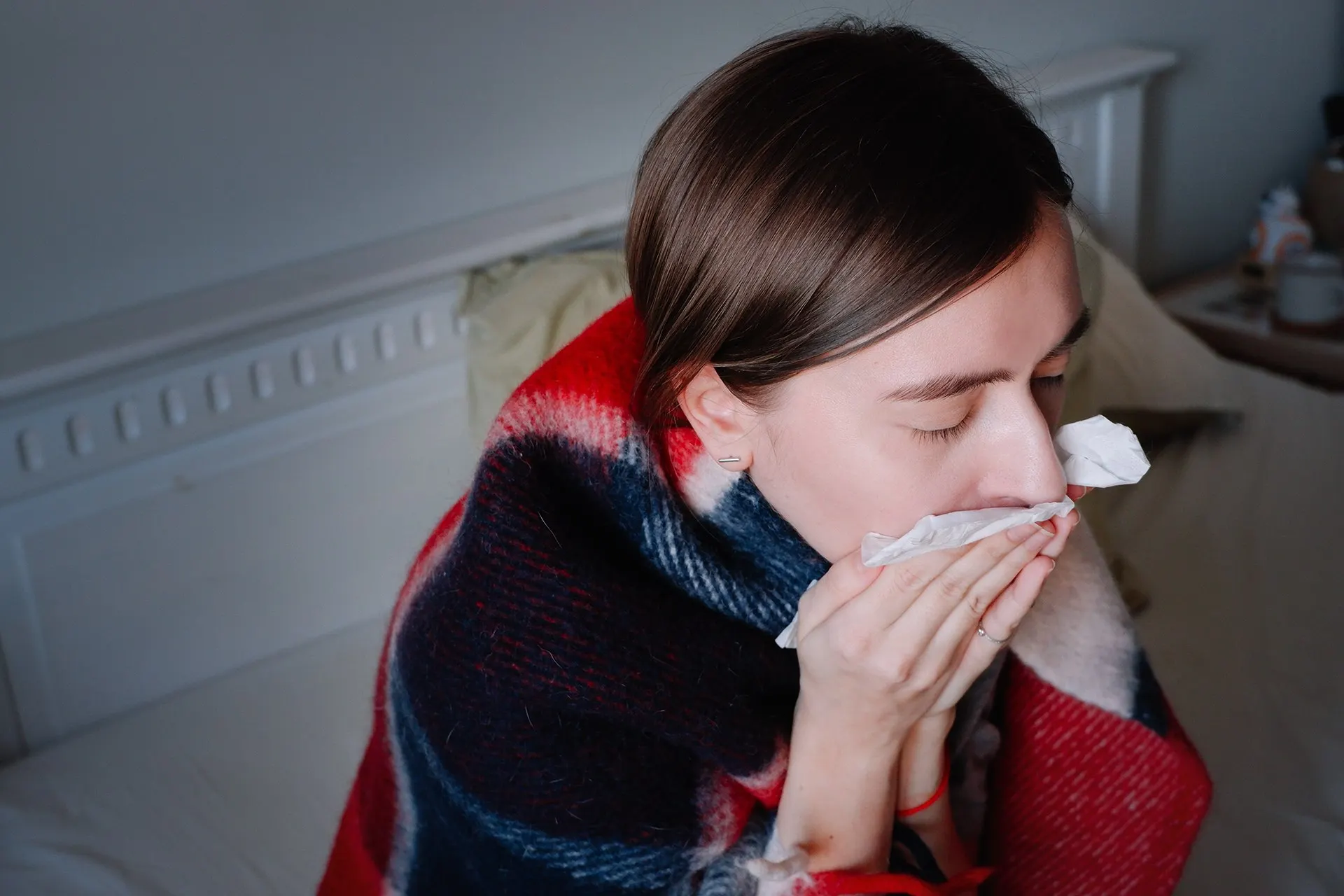 Роспотребнадзор сообщил о сериях случаев заболевания, вероятно связанного с использованием кондиционеров. У заболевших — сильный кашель с примесью крови и высокая температура; уже зарегистрированы десятки случаев.