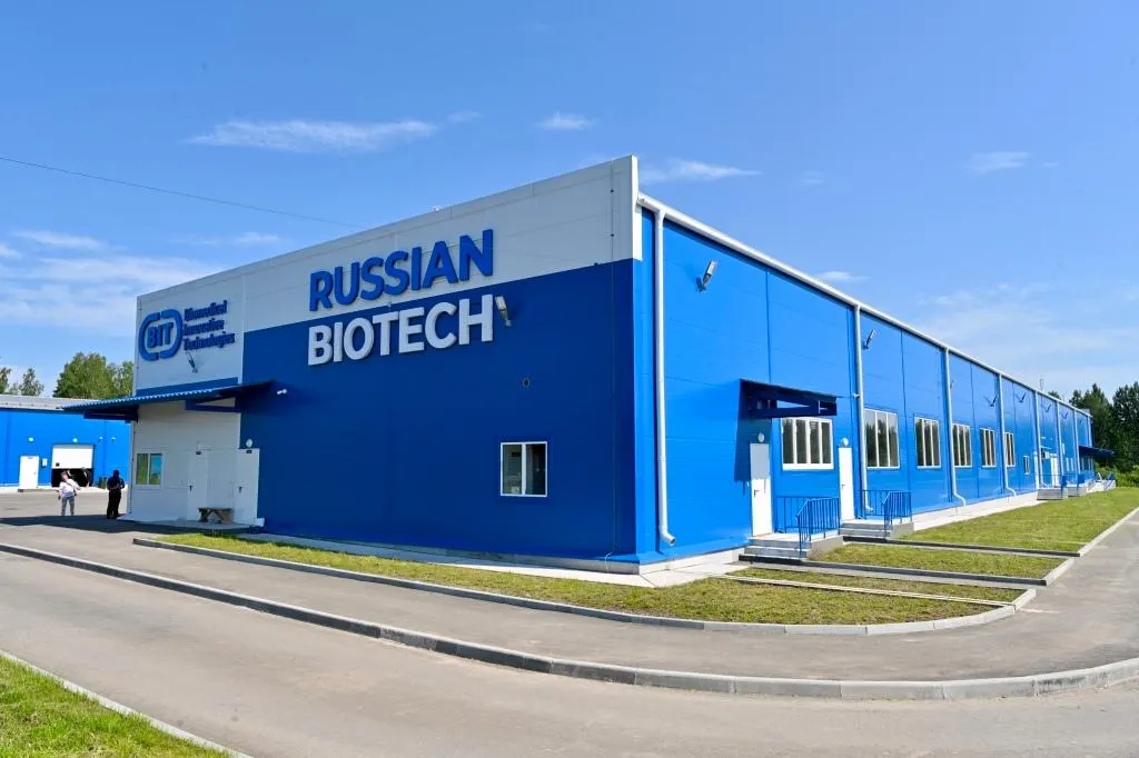 В республике открыто предприятие по переработке ламинарии и фукуса для производства детского витаминного питания, БАДов и лечебно‑профилактических продуктов. Инвестиции превысили 500 млн рублей, планируют около 100 рабочих мест и до 10 тысяч тонн продукции в год; к 2027 году завод должен выйти на полную мощность и стать ядром биотехнологического кластера.