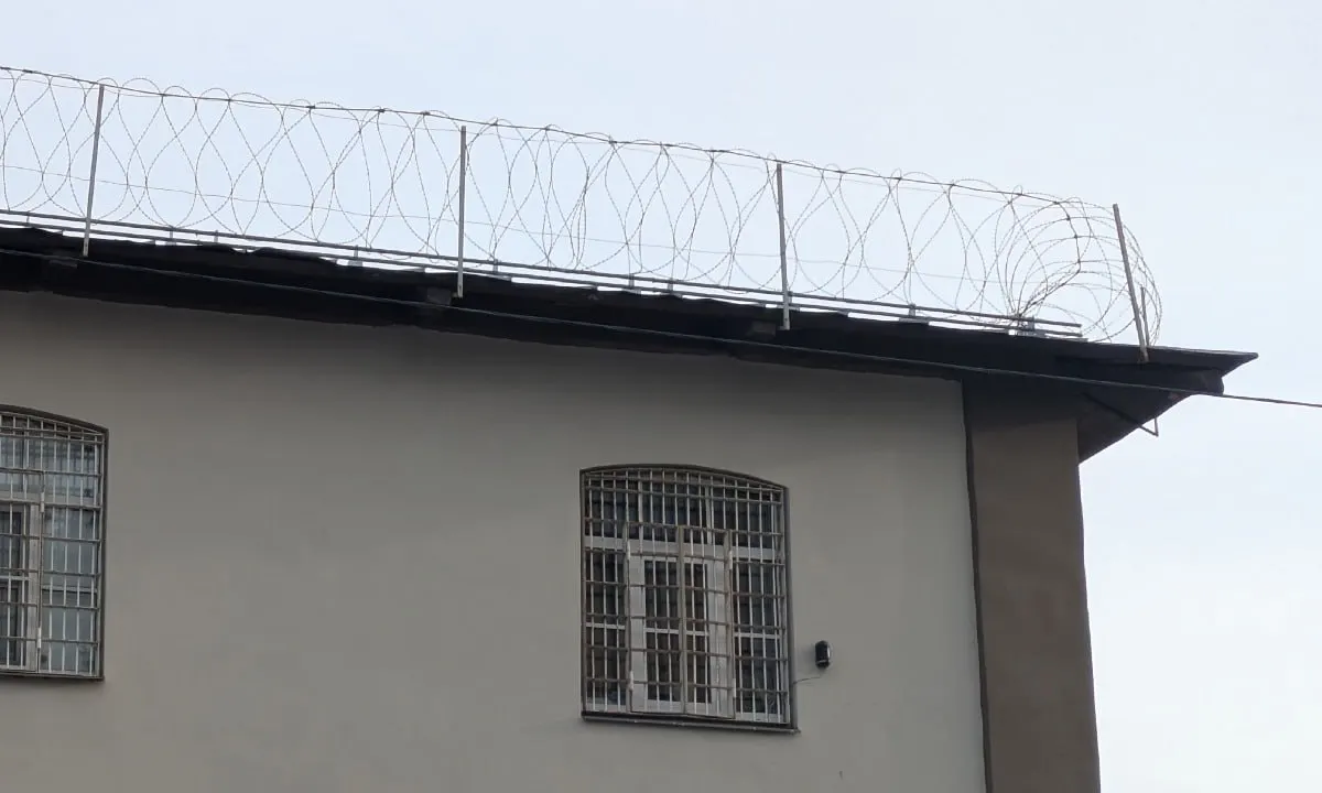 В исправительной колонии в Петрозаводске мужчина показал татуировки с символикой запрещённого движения — суд признал факт публичной демонстрации экстремистской символики и назначил штраф 1 000 рублей.