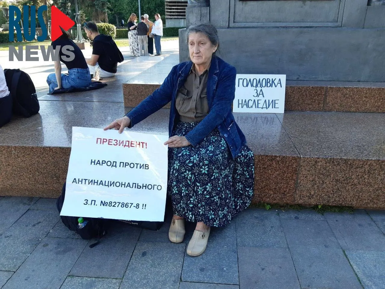 Председатель новосибирского отделения ВООПИК объявила голодовку в центре Москвы в знак протеста против законопроекта, который передаёт регионам право исключать памятники из реестра культурного наследия. Ранее аналогичная акция была объявлена активисткой из Новосибирска.