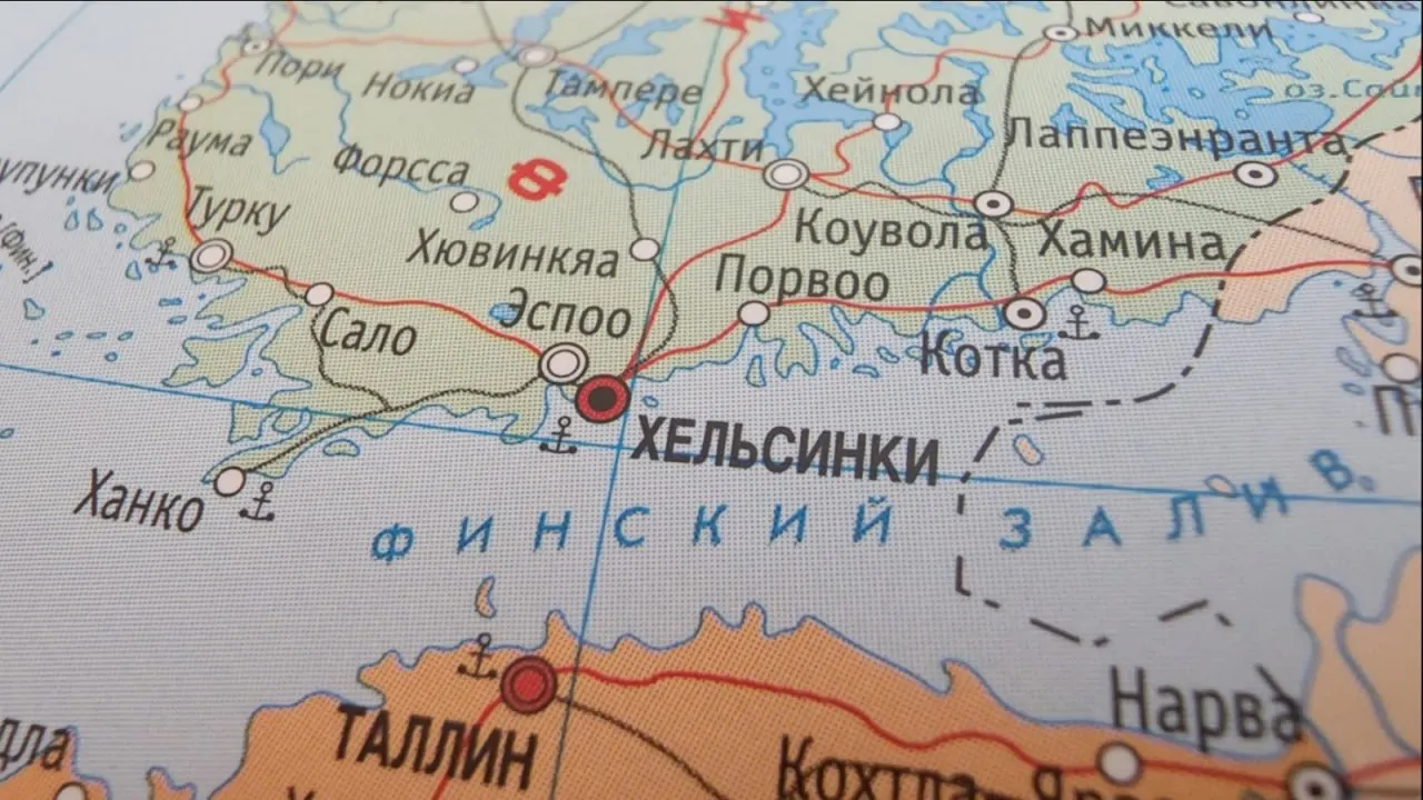 С 1 июля железнодорожные пошлины на перевозки в Финляндию выросли в восемь раз; отраслевые эксперты предупреждают о риске прекращения импорта российских удобрений и последствиях для финского сельского хозяйства.