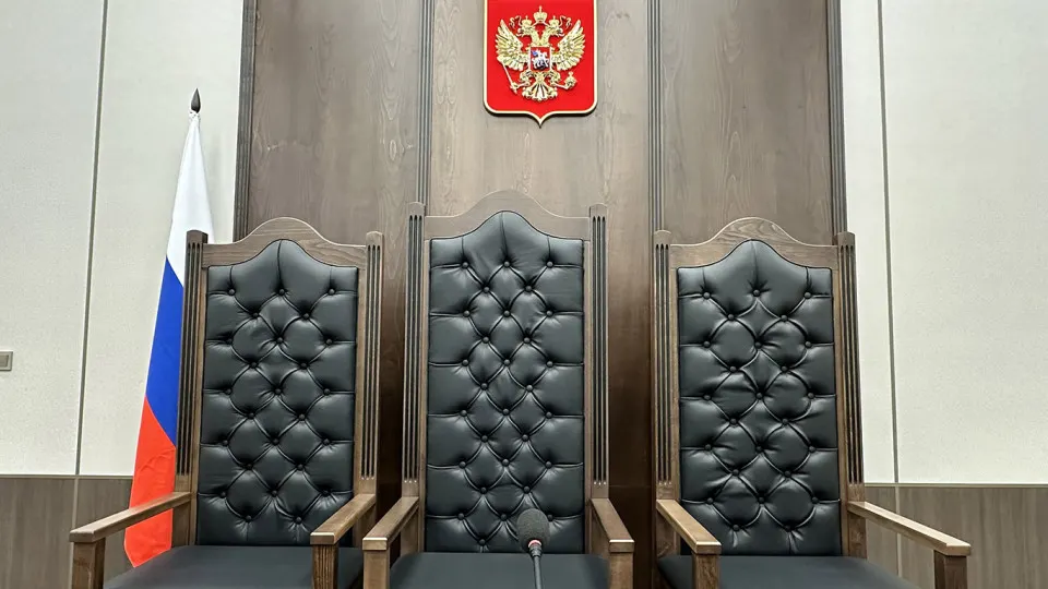 Правительственная комиссия поддержала проект, который ослабит требования к образованию для ряда должностей в аппарате судов. Эксперты предупреждают о риске текучести кадров и подчеркивают необходимость улучшения условий труда и мотивации.