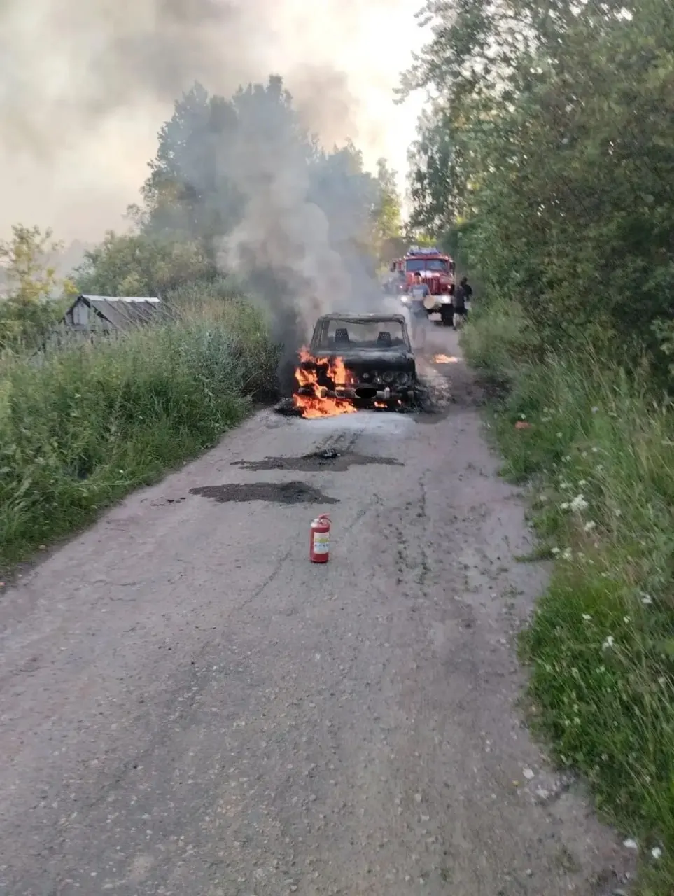 11 июля в деревне Ималицы в ДТП вспыхнул ВАЗ-2106. Пожар ликвидировали пожарные, пострадавших нет.