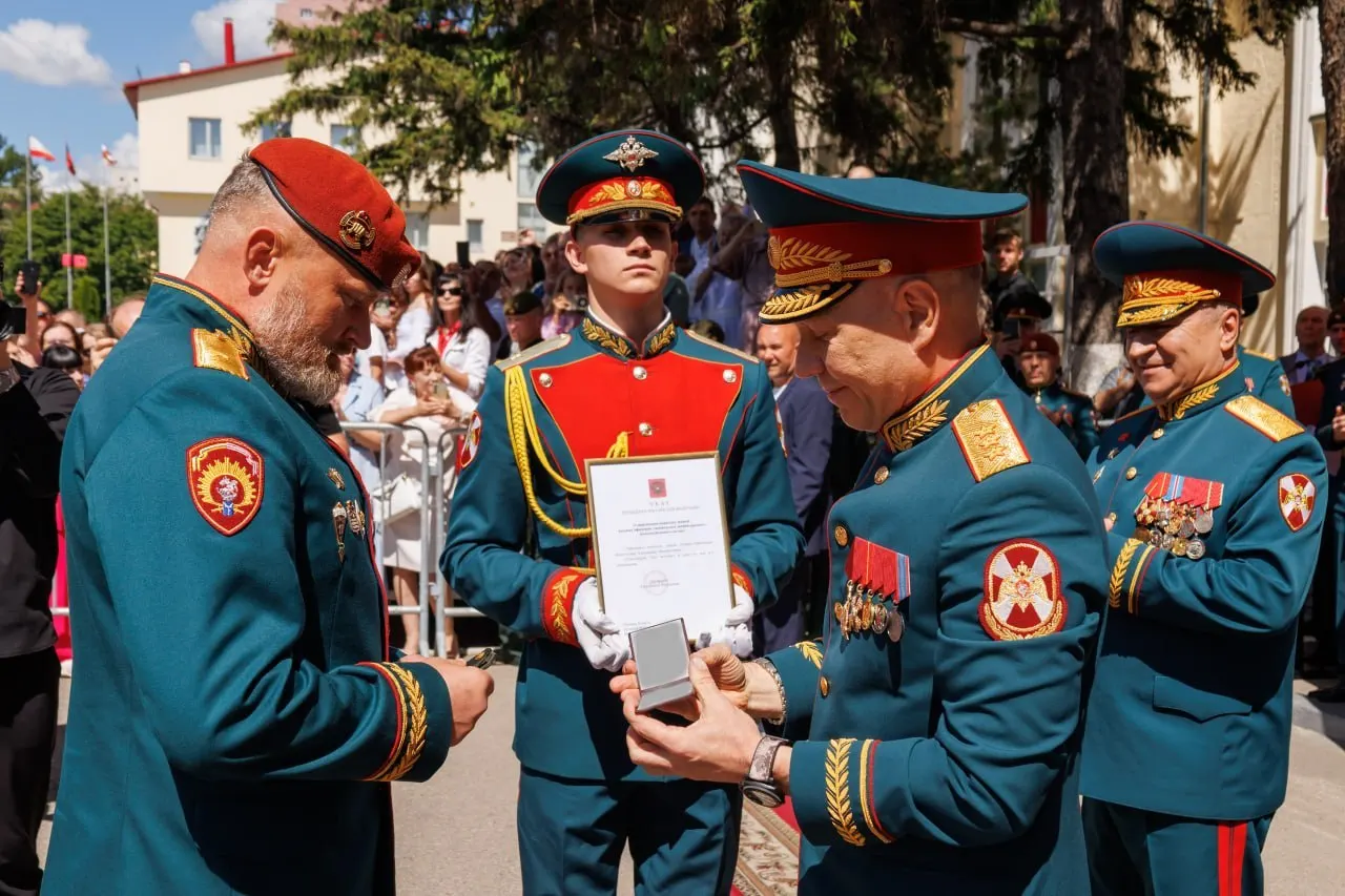 Начальнику Саратовского института войск национальной гвардии Александру Белоглазову вручены погоны генерал-лейтенанта. Церемонию провёл заместитель директора Росгвардии Анатолий Маликов.