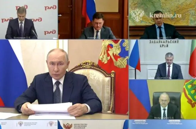 На совещании с президентом губернатор Забайкальского края предложил развернуть сеть мини-НПЗ и нарастить импорт топлива. Президент поддержал привлечение малого и среднего бизнеса и поручил ускорить меры по обеспечению топлива для госорганов и граждан.