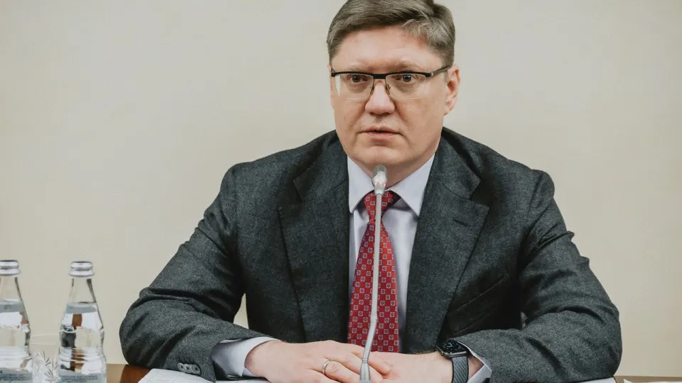 Заместитель руководителя «Единой России» заявил, что перебои с бензином связаны с ударами по НПЗ, пообещал запрет экспорта и возвращение заводов к работе. В ряде регионов введены ограничения продаж, на АЗС — очереди и инциденты.