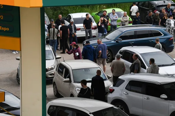 Мужчине стало плохо во время ожидания заправки; врачи скорой помощи провели реанимацию, но спасти его не удалось. Подобные случаи участились на фоне топливного кризиса и длинных очередей на АЗС по стране.