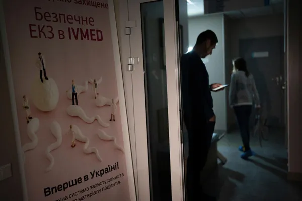 Депутаты приняли поправки в закон «О ветеранах»: вспомогательные репродуктивные технологии, включая ЭКО, станут бесплатными для определённых категорий вдов и женщин‑инвалидов войны. Суррогатное материнство не покрывается, а за забор и криоконсервацию биоматериала придётся платить.