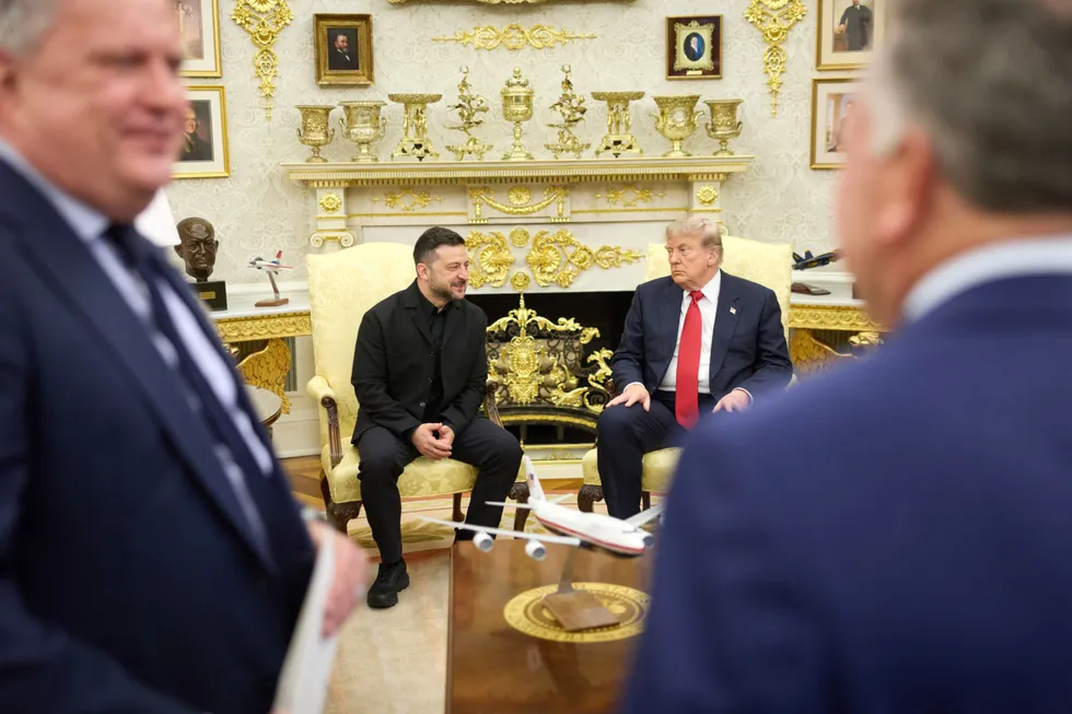 Владимир Зеленский встретился с Дональдом Трампом в Белом доме. Главные темы — просьба о поставке ракет для систем Patriot и обсуждение дальнейшей поддержки Украины; в Сенате параллельно продвинули закон о пошлинах на российские углеводороды.