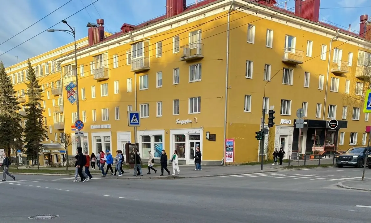 По итогам 2025 года средняя номинальная зарплата в Петрозаводске составила 94 тыс. руб. Наивысшие доходы в городе у госслужащих — около 110 тыс. руб.; в целом лидируют Москва и северные регионы.
