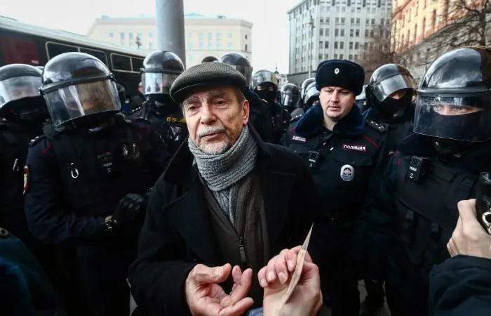 В Хорошевском суде Москвы заочно рассматривают уголовное дело против 84‑летнего правозащитника: обвинение просит 6,5 года колонии и запрет администрирования сайтов на 10 лет.