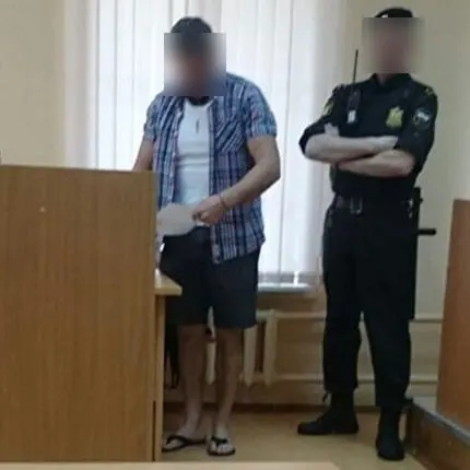 Суд в Петрозаводске обновил правила пребывания посетителей: не будут пускать в грязной или рваной одежде, в спортивной и пляжной форме, в шортах выше колен, а также в одежде и аксессуарах с оскорбительными надписями и рисунками.