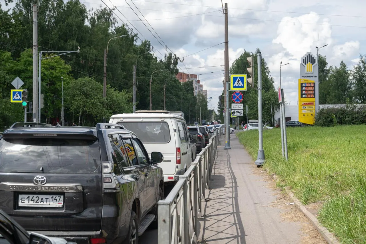 Проверка нескольких петербургских заправок показала, что в городе продолжают продавать бензин стандарта Евро‑5. В июле в России временно разрешили оборот топлива Евро‑3 из‑за атак на НПЗ, однако сотрудники АЗС говорят о достаточных запасах и предлагают водителям проверять документы на бензовозы.