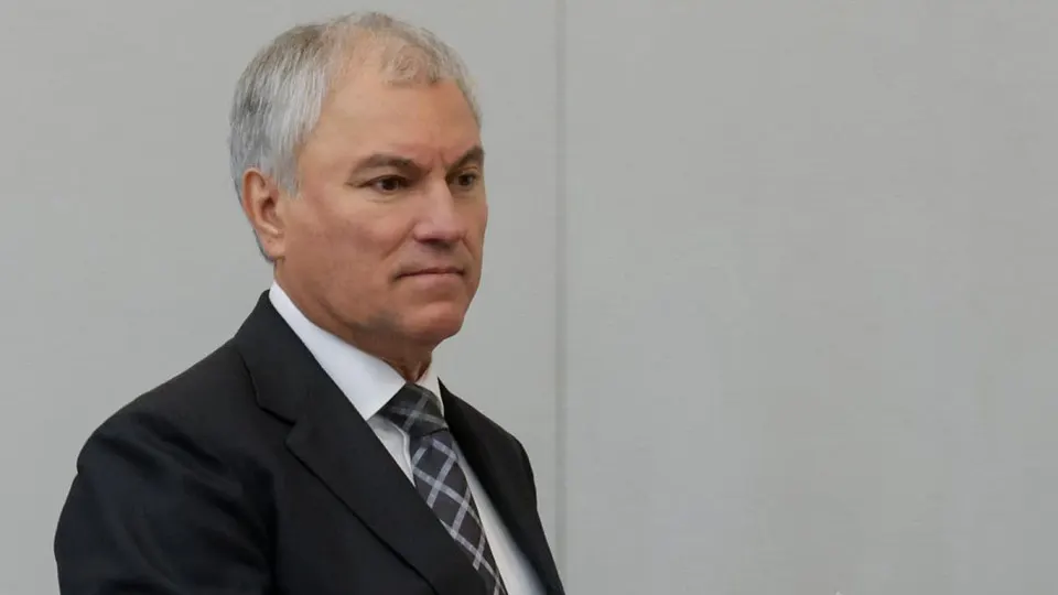 Спикер Госдумы предложил сделать городской электротранспорт приоритетом, глава комитета по транспорту призвал автомобилистов «потерпеть» из‑за очередей на АЗС — всё это на фоне масштабного сокращения производства бензина после атак на объекты топливной инфраструктуры.