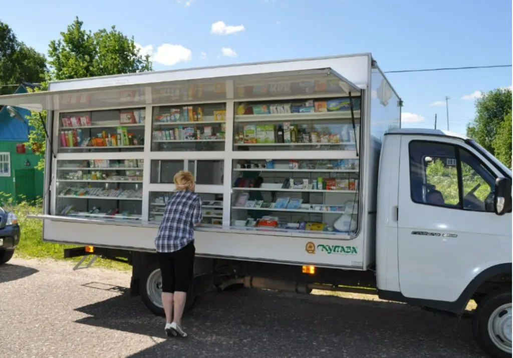 Предприниматели, доставляющие продукты в отдалённые деревни, сворачивают автолавочный бизнес из‑за плохих дорог, подорожания ремонтов и снижения числа покупателей; в регионе работают 153 автолавки, обслуживающие 1920 населённых пунктов.