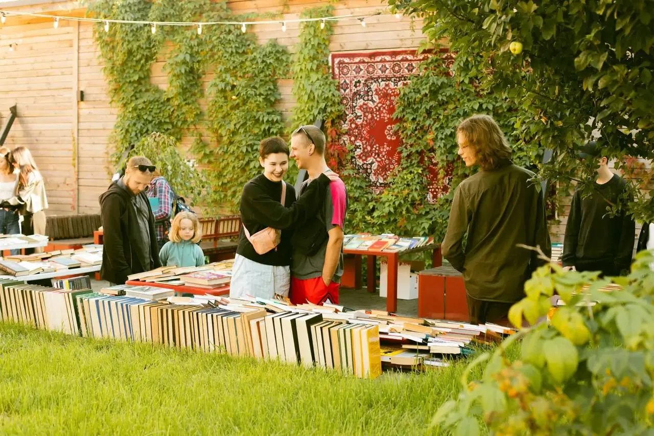 Независимый фестиваль объединяет любителей книг, кино и кофе: в программе — книжная барахолка, лекции, концерты и благотворительная продажа книг в помощь местным фондам.