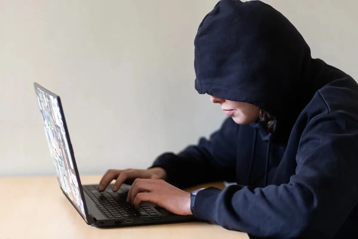 Законопроект предлагает запретить преследователям приближаться к человеку, посещать его привычные места и вступать с ним в контакт; документ направлен на оценку в правительство, возможная дата вступления — 1 января 2027 года.