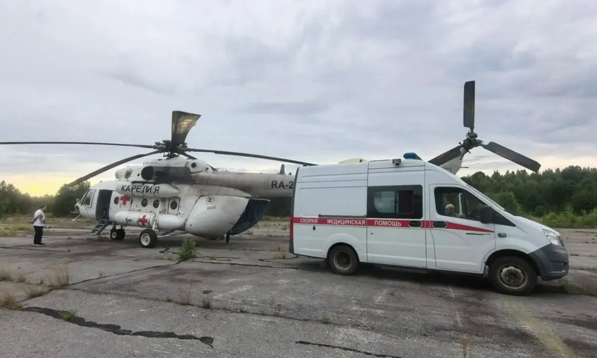 В Пудожском районе мужчина упал из лодки в Онежское озеро и получил тяжёлую травму головы от гребного винта. Пациента экстренно доставили в районную больницу, а затем вертолётом в Петрозаводск — сейчас он прооперирован и в тяжёлом состоянии в реанимации.