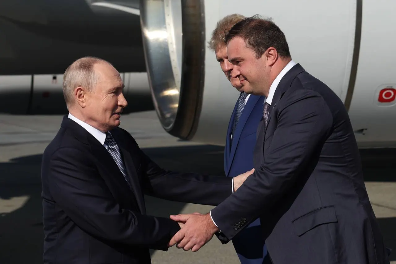 Президент России прилетел в Омск для участия в XXII Форуме межрегионального сотрудничества России и Казахстана. В рамках визита запланирована встреча с президентом Казахстана Касым-Жомартом Токаевым.