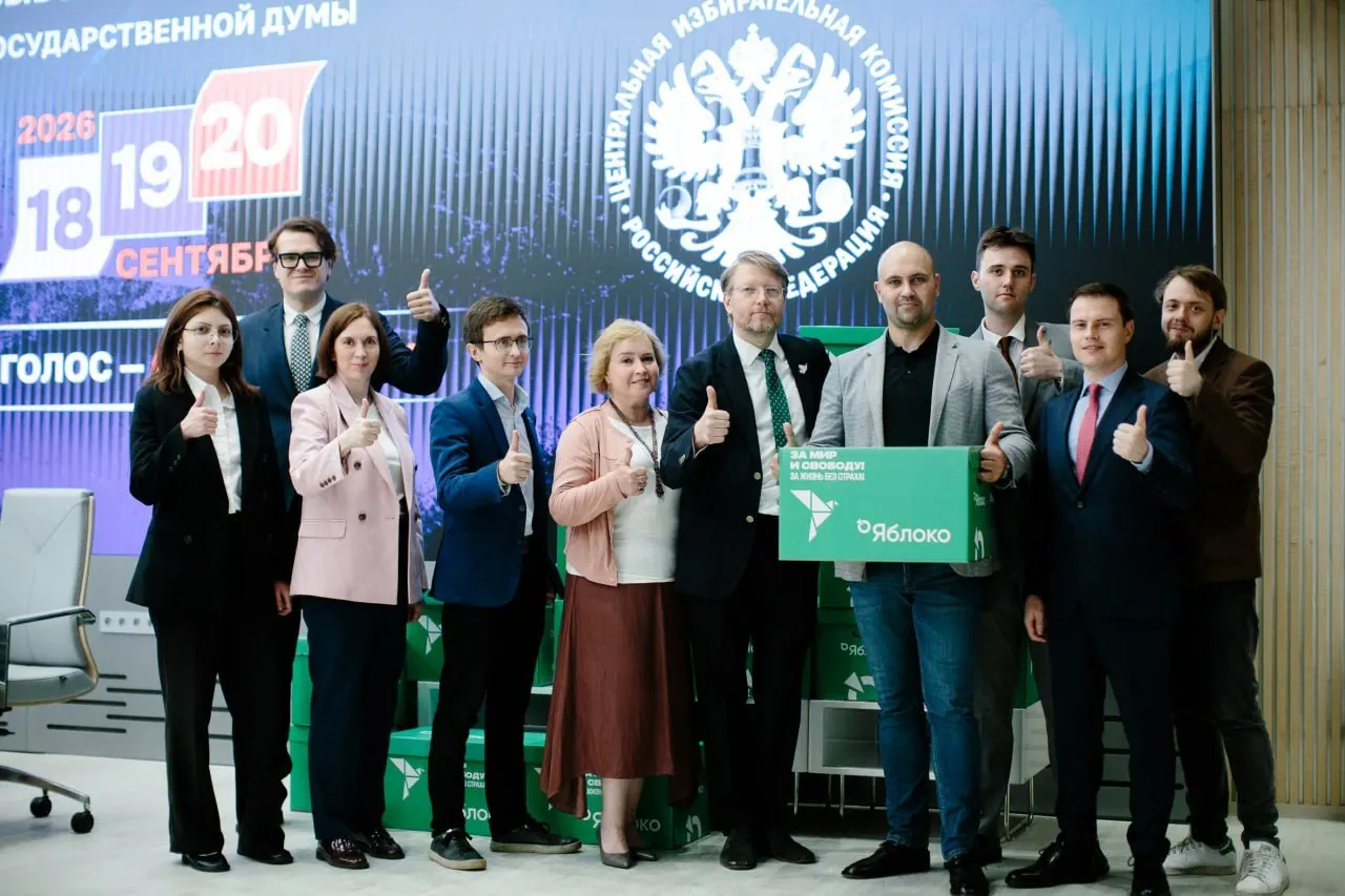 Центризбирком признал допустимыми федеральные списки «Яблока» и «Родины», проверяет жалобу по петербургскому списку «Яблока» и назначил жеребьёвку эфирного времени на 5 августа.