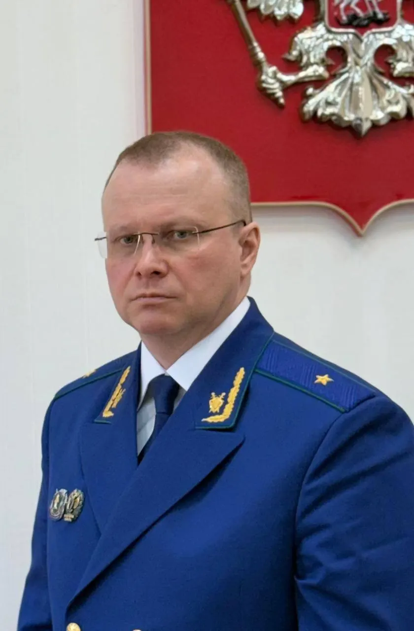 На должность прокурора Мурманской области назначен Новиков Борис Анатольевич (1979 г.р.). Он работает в органах прокуратуры с 2001 года и занимал руководящие позиции в структурах Генпрокуратуры по Северо-Западному федеральному округу.